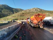 ببینید| پاکسازی و برقراری تردد در محل واژگونی یک دستگاه تریلر در محور خرم آباد - دورود