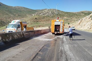 ببینید| پاکسازی و برقراری تردد در محل واژگونی یک دستگاه تریلر در محور خرم آباد - دورود
