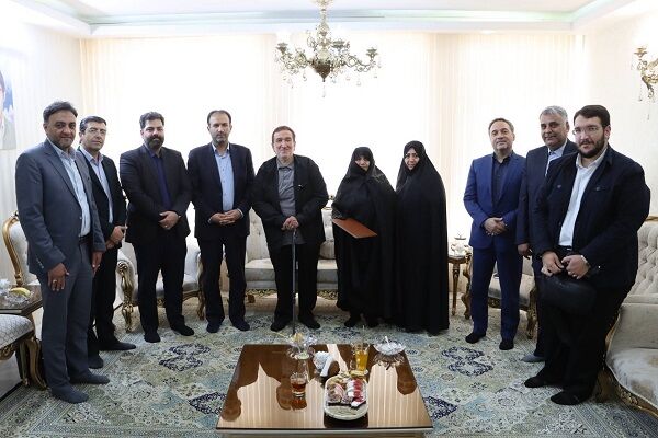 دیدار مشاور وزیر راه و شهرسازی از خانواده شهید افشار در مشهد اداره کل راه و شهرسازی خراسان رضوی
