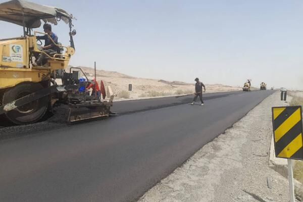 ویدئو| اجرای عملیات روکش آسفالت محور مواصلاتی طبس-یزد در استان خراسان جنوبی