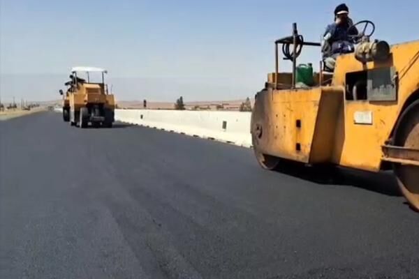 ببینید|اجرای عملیات روکش آسفالت در محور بیرجند_قاین به همت راهداران خراسان جنوبی