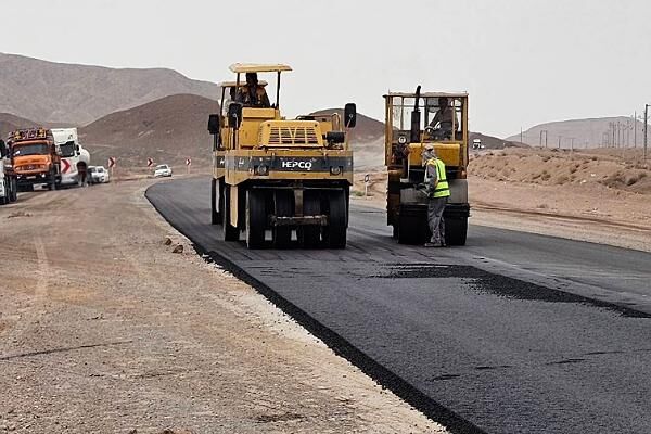 اجرای روکش آسفالت در محور دیهوک - طبس