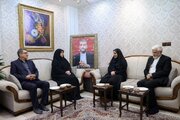 ببینید | دیدار وزیر راه و شهرسازی با خانواده شهید امیر عبداللهیان