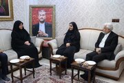 ببینید | دیدار وزیر راه و شهرسازی با خانواده شهید امیر عبداللهیان