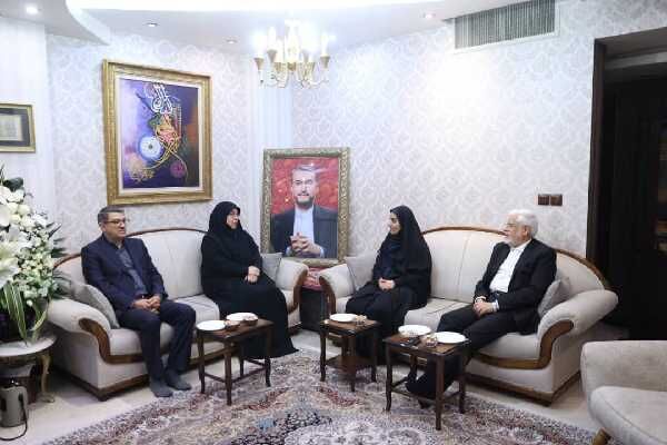 وزیر راه و شهرسازی با خانواده شهید امیر عبداللهیان دیدار کرد عارف