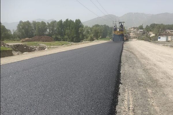 آغاز عملیات آسفالت در محورهای روستایی «کوزه‌گران» و «خلیفان»