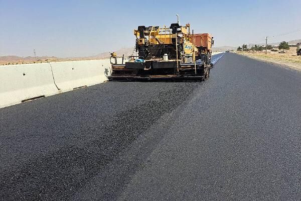 اجرای روکش آسفالت حفاظتی در محور بیرجند_قاین به طول ۱۰ کیلومتر