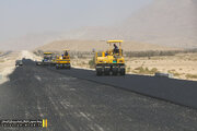 عملیاتِ اجرای آسفالت در ۱۰ کیلومتر ابتدایی قطعه دوم محور لار – بندرعباس