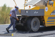 عملیاتِ اجرای آسفالت در ۱۰ کیلومتر ابتدایی قطعه دوم محور لار – بندرعباس