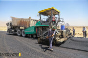عملیاتِ اجرای آسفالت در ۱۰ کیلومتر ابتدایی قطعه دوم محور لار – بندرعباس