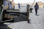 عملیاتِ اجرای آسفالت در ۱۰ کیلومتر ابتدایی قطعه دوم محور لار – بندرعباس