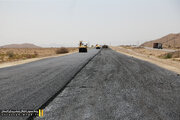 عملیاتِ اجرای آسفالت در ۱۰ کیلومتر ابتدایی قطعه دوم محور لار – بندرعباس
