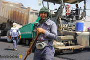 عملیاتِ اجرای آسفالت در ۱۰ کیلومتر ابتدایی قطعه دوم محور لار – بندرعباس