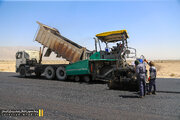 عملیاتِ اجرای آسفالت در ۱۰ کیلومتر ابتدایی قطعه دوم محور لار – بندرعباس
