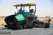عملیاتِ اجرای آسفالت در ۱۰ کیلومتر ابتدایی قطعه دوم محور لار – بندرعباس