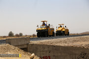 عملیاتِ اجرای آسفالت در ۱۰ کیلومتر ابتدایی قطعه دوم محور لار – بندرعباس