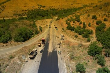 ویدئو | اجرای عملیات بهسازی و روکش آسفالت محور تویسرکان - خیرآباد ابتدای تونل ولایت (محدوده روستای گزندر)