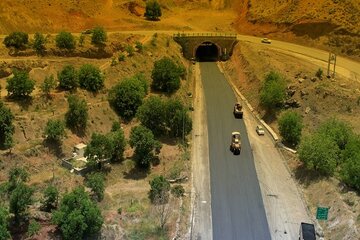 ویدئو | اجرای عملیات بهسازی و روکش آسفالت محور تویسرکان - خیرآباد ابتدای تونل ولایت (محدوده روستای گزندر)
