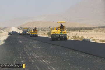 عملیاتِ اجرای آسفالت در ۱۰ کیلومتر ابتدایی قطعه دوم محور لار – بندرعباس