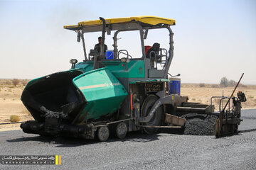 عملیاتِ اجرای آسفالت در ۱۰ کیلومتر ابتدایی قطعه دوم محور لار – بندرعباس