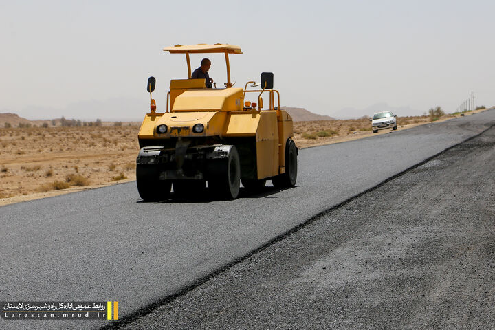 عملیاتِ اجرای آسفالت در ۱۰ کیلومتر ابتدایی قطعه دوم محور لار – بندرعباس