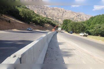 ️نصب ۱۰۵ نیوجرسی در مسیر میدان قلعه تا صفی‌آباد؛ گامی مؤثر در ارتقاء ایمنی راه‌ها