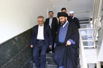 ببینید|بازدید نماینده ولی‌فقیه در استان زنجان از قسمت های مختلف اداره کل راه و شهرسازی استان زنجان