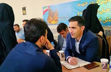 حضور سرپرست اداره راه و شهرسازی شهرستان تاکستان در میز خدمت نماز جمعه ضیا آباد