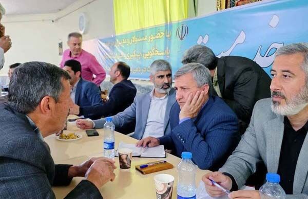 حضور سرپرست اداره راه و شهرسازی شهرستان تاکستان در میز خدمت نماز جمعه ضیا آباد تاکستان