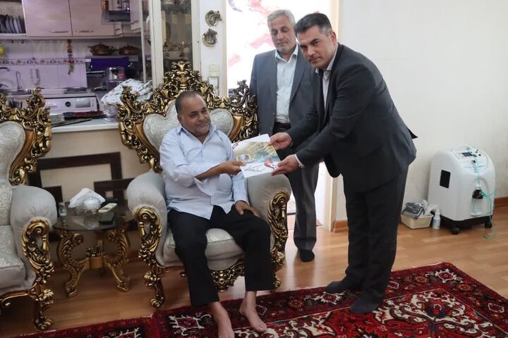 دیدار مدیرکل راه و شهرسازی آذربایجان شرقی با جانباز ۷۰ درصد دفاع مقدس