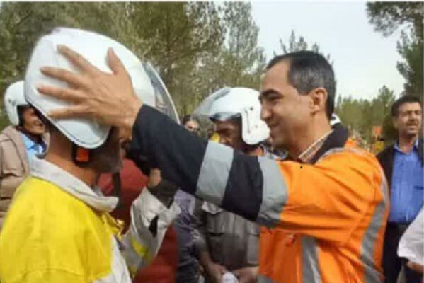 برگزاری دوره آموزشی و توزیع تجهیزات ایمنی به موتورسواران در ۳۰۰ منطقه در شهرستانهای استان کرمان برگزاری دوره آموزشی و توزیع تجهيزات ايمني به موتورسواران در 300 منطقه در شهرستان های استان كرمان