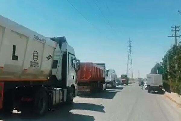 ویدئو| وضعیت عادی تردد کامیون‌ها در محورهای شهرستان فلارد، استان چهارمحال و بختیاری