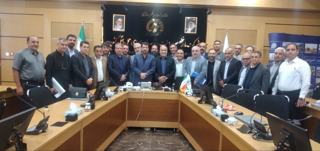 بررسی آخرین وضعیت پروژههای راهسازی چهارمحال و بختیاری در نشست با معاون وزیر راه و شهرسازی و نماینده مجلس