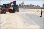 جمع آوری ماسه بادی توسط راهداران سیستان و بلوچستان از سطح محورهای مواصلاتی حوزه سیستان جهت تردد ایمن کاربران جاده ای با توجه به شدت طوفان و گرد و غبار