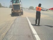 جمع آوری ماسه بادی توسط راهداران سیستان و بلوچستان از سطح محورهای مواصلاتی حوزه سیستان جهت تردد ایمن کاربران جاده ای با توجه به شدت طوفان و گرد و غبار