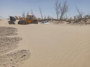 جمع آوری ماسه بادی توسط راهداران سیستان و بلوچستان از سطح محورهای مواصلاتی حوزه سیستان جهت تردد ایمن کاربران جاده ای با توجه به شدت طوفان و گرد و غبار