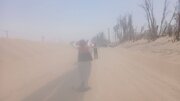 جمع آوری ماسه بادی توسط راهداران سیستان و بلوچستان از سطح محورهای مواصلاتی حوزه سیستان جهت تردد ایمن کاربران جاده ای با توجه به شدت طوفان و گرد و غبار