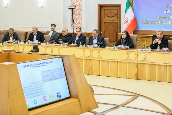 نشست شورای معاونین وزیر راه و شهرسازی با محوریت پروژه‌های هفته دولت و سفرهای استانی