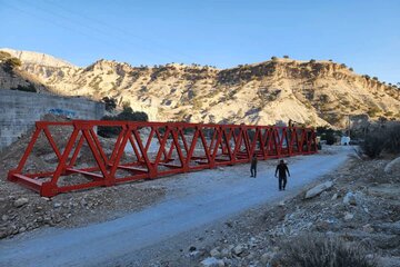 نصب عرشه فلزی پل وحدت در شهرستان لنده / پیشرفت فیزیکی پروژه به ۸۰ درصد رسید