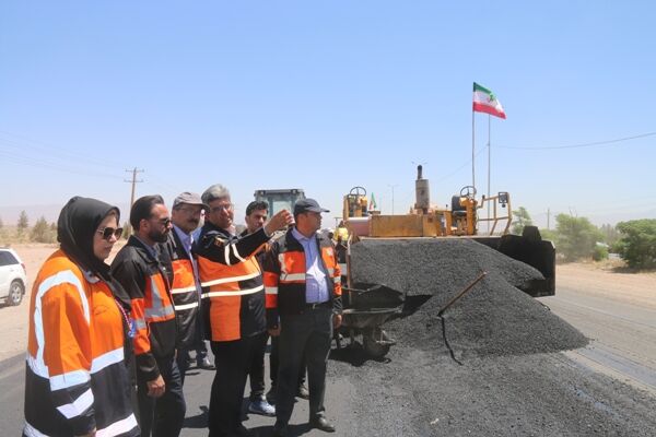 عملیات لکه‌گیری و بهسازی روکش آسفالت محور کرمان - باغین در دست اجراست