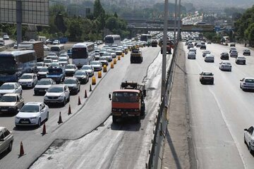ببینید|گزارش تصویری از عملیات روکش آسفالت گرم آزاد راه تهران کرج محدوده پل فردیس
