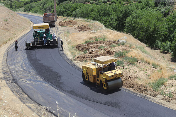 و️یدیو|آغاز عملیات بهسازی و روکش آسفالت راه روستایی "پشت گلان" شهرستان صحنه استان کرمانشاه بهسازی و روکش آسفالت راه روستایی "پشت گلان"