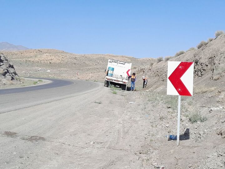 نصب و اصلاح بیش از هزار و ۳۰۰ تابلو و علائم ایمنی در محورهای جنوب کرمان راهداری
