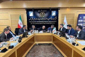 نشست مسئولان استان سمنان با مدیرعامل شرکت ساخت و توسعه زیربناهای حمل و نقل کشور