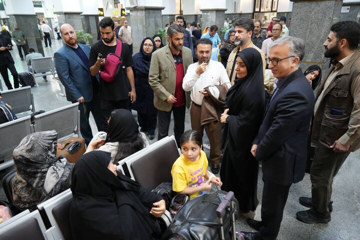 بازدید وزیر راه و شهرسازی از ایستگاه راهآهن تهران/ تعداد
رامها و واگنهای قطار برای پاسخ به مطالبات مردم افزایش
مییابد بازدید وزیر راه و شهرسازی از ایستگاه راهآهن تهران/ تعداد رامها و واگنهای قطار برای پاسخ به مطالبات مردم افزایش مییابد