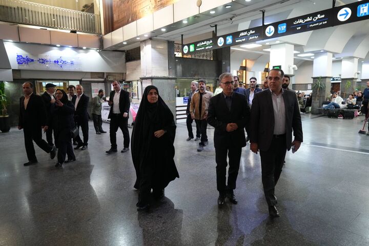 بازدید وزیر راه و شهرسازی از ایستگاه راهآهن تهران/ تعداد
رامها و واگنهای قطار برای پاسخ به مطالبات مردم افزایش
مییابد بازدید وزیر راه و شهرسازی از ایستگاه راهآهن تهران/ تعداد رامها و واگنهای قطار برای پاسخ به مطالبات مردم افزایش مییابد