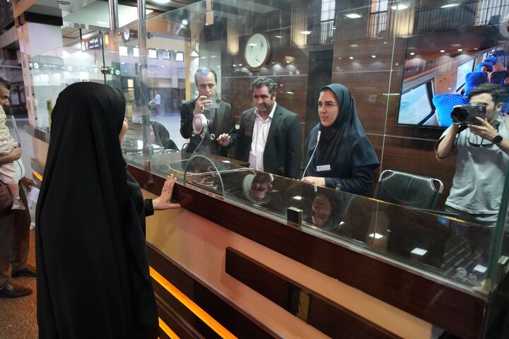 بازدید وزیر راه و شهرسازی از ایستگاه راهآهن تهران/ تعداد
رامها و واگنهای قطار برای پاسخ به مطالبات مردم افزایش
مییابد بازدید وزیر راه و شهرسازی از ایستگاه راهآهن تهران/ تعداد رامها و واگنهای قطار برای پاسخ به مطالبات مردم افزایش مییابد