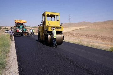 ویدئو | عملیات بهسازی و روکش آسفالت راه روستایی عبدالرحیم به مسلم آباد از توابع شهرستان قهاوند (استان همدان)
