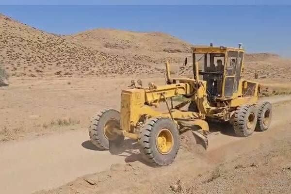 ویدئو|عملیات تیغه زنی توسط اداره راهداری و حمل و نقل جاده ای بیجار در جاده های روستایی شهرستان عملیات تیغه زنی شهرستان بیجار