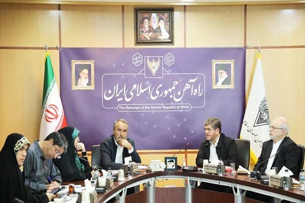 امضای تفاهمنامه میان راهآهن و سازمان بنادر برای دستیابی به سهم ۲۵ درصدی حمل بار ریلی در بنادر نشست راه آهن